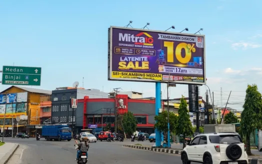 Penempatan media luar ruang di titik CRS ini memberikan dampak komunikasi visual yang luar biasa